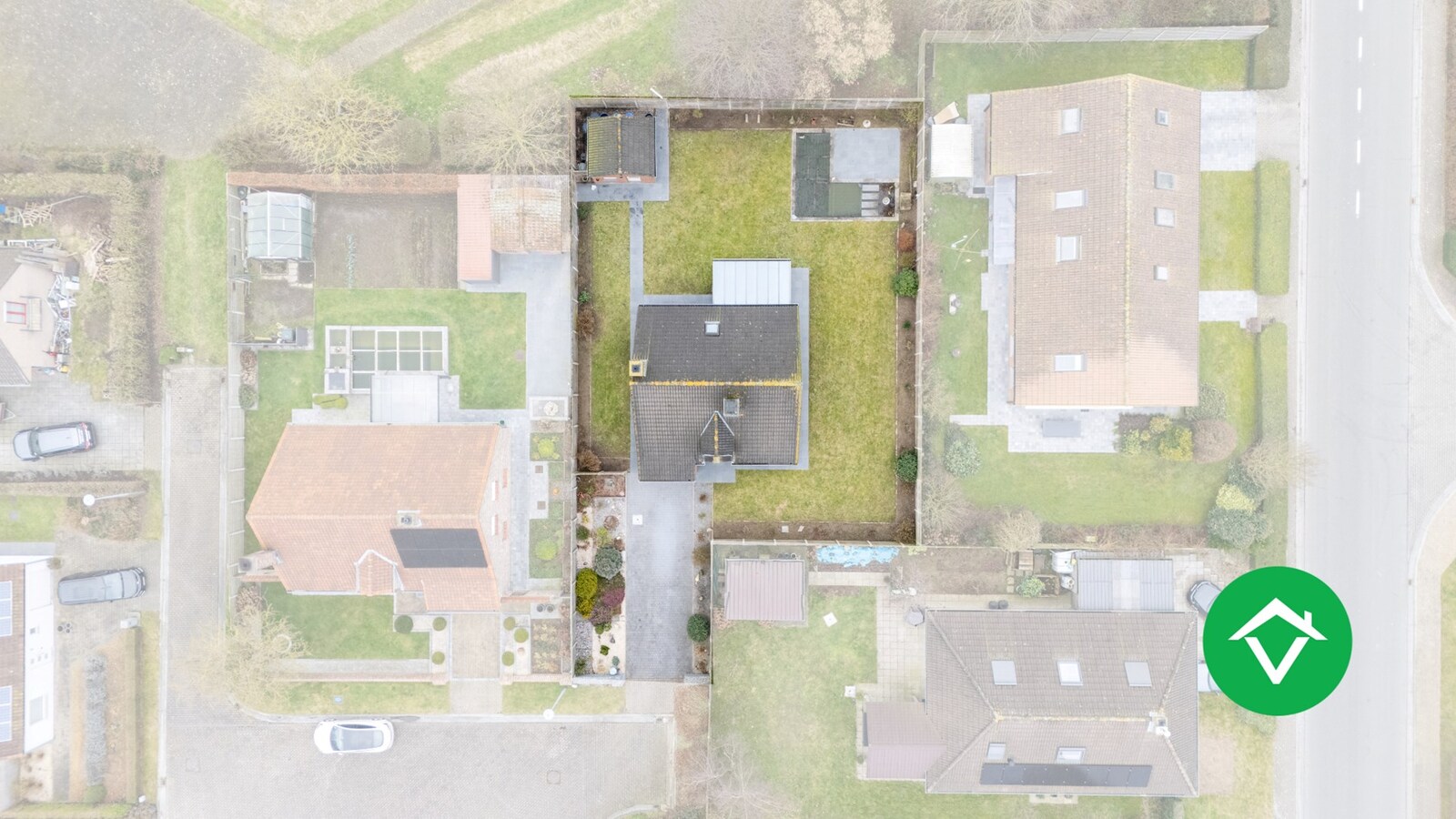 Ruime alleenstaande woning met 3 slaapkamers, tuin en garage te Roeselare 