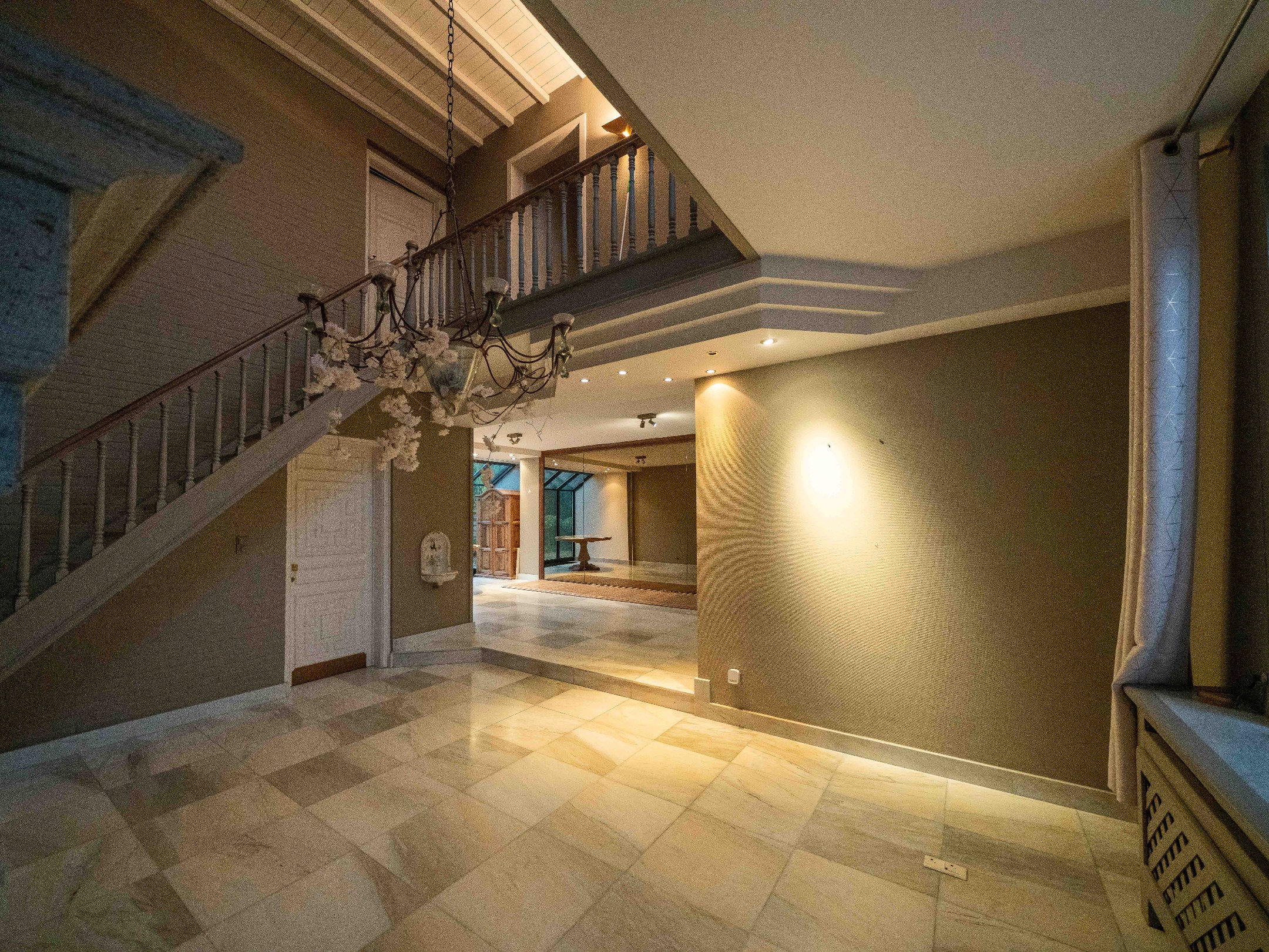 Villa met dubbele garage verscholen in het groen 