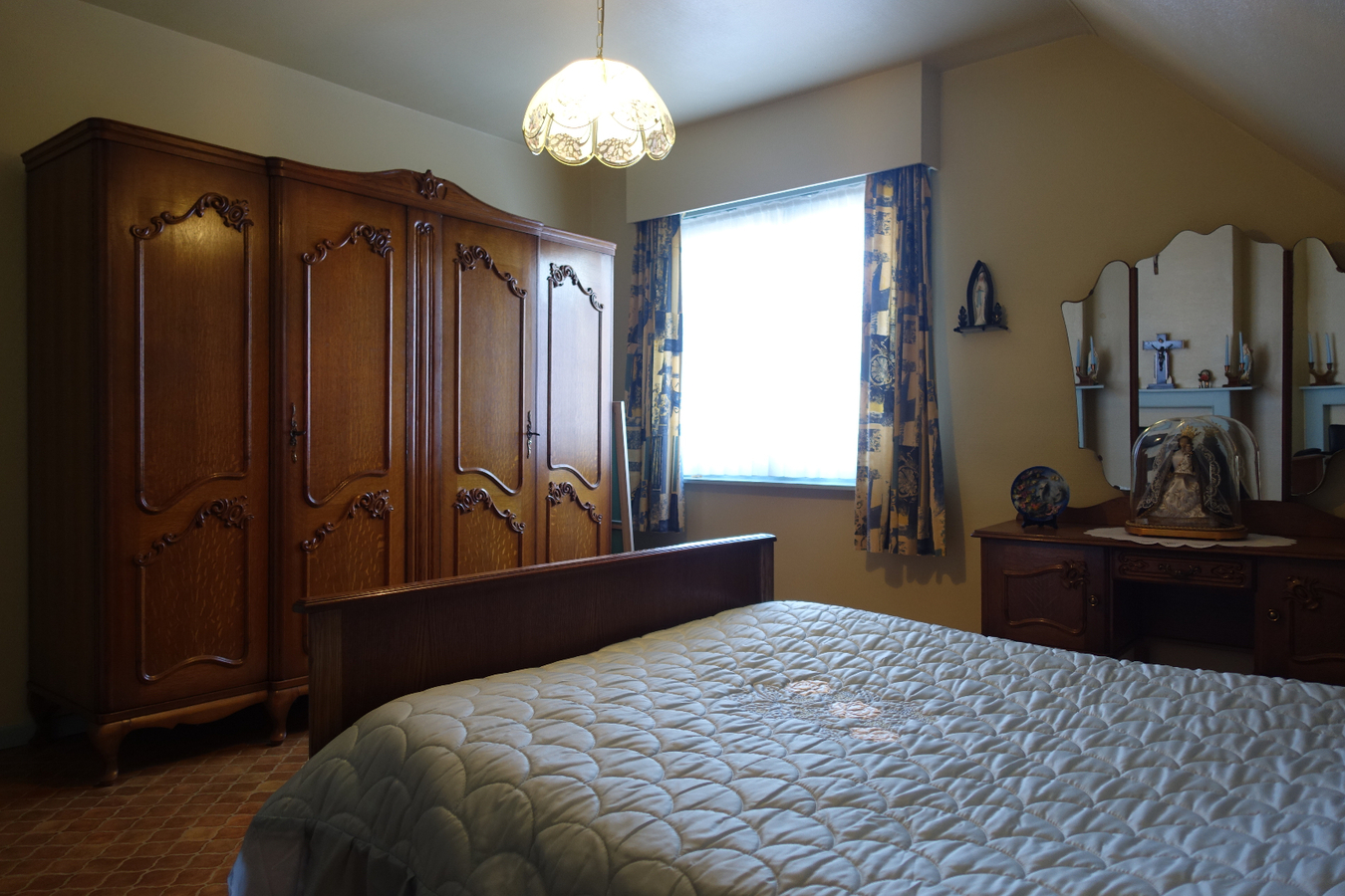 Half-open woning met 4 slaapkamers op unieke ligging 