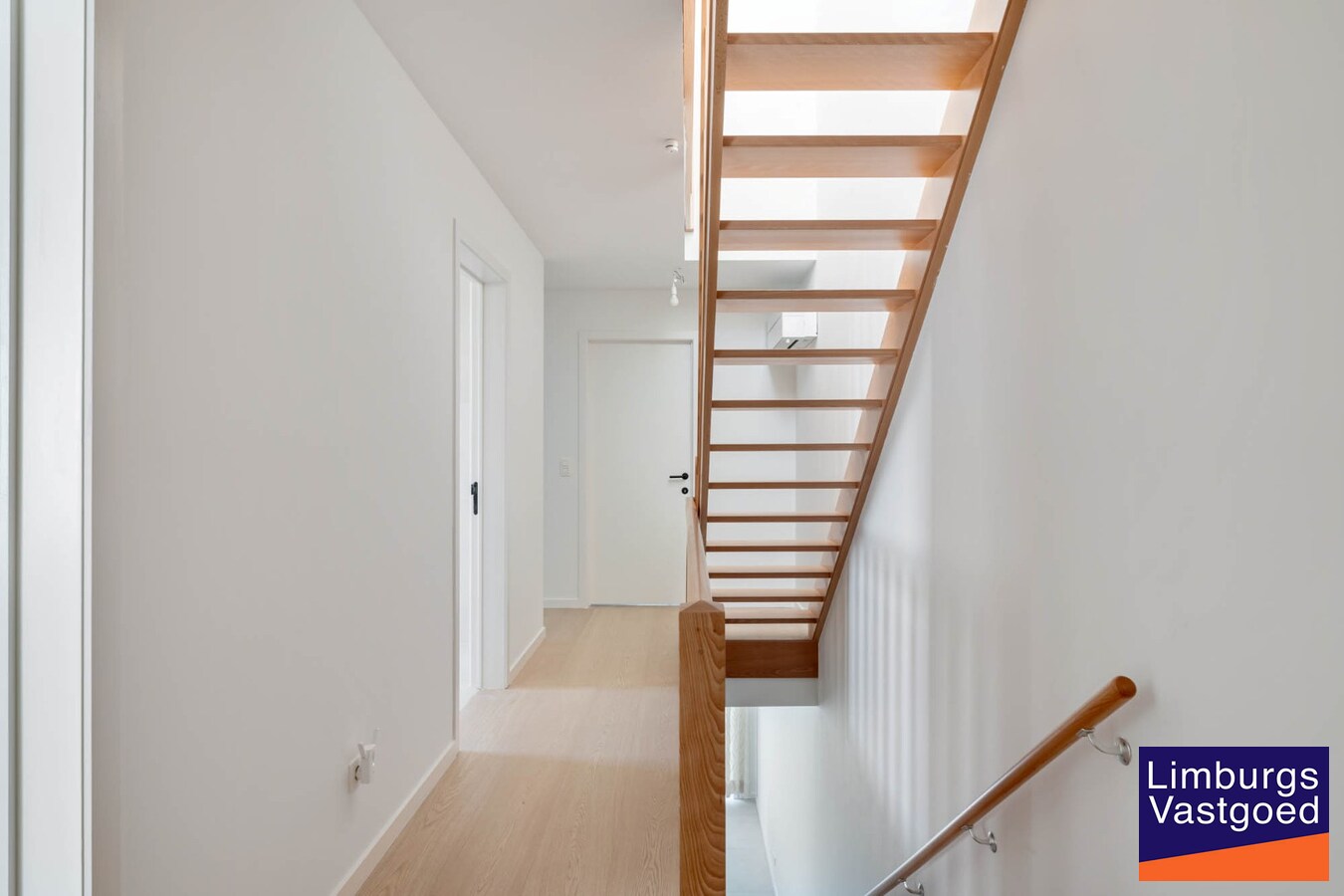 Moderne nieuwbouwwoning, 5 slpk, op een perceel van 4a31ca. 