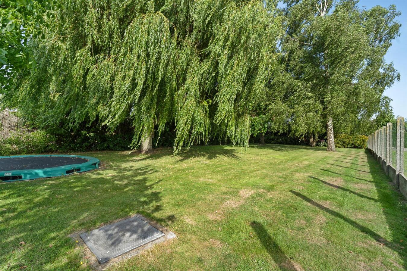 Vrijstaande woning met verwarmd zwembad op ruim perceel van 1813 m² 