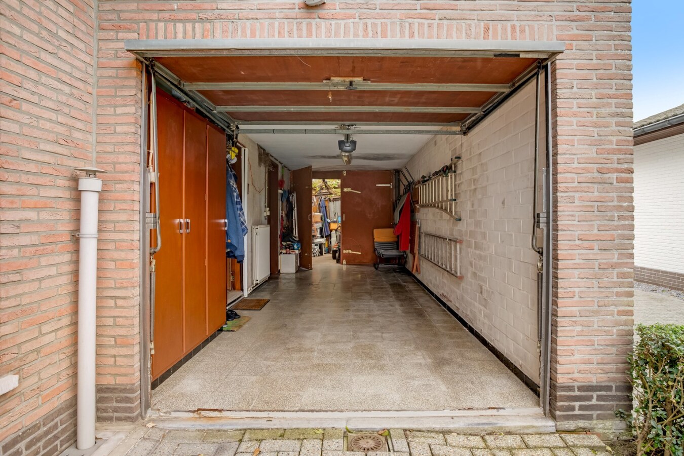 Vrijstaande woning met garage op ruim perceel in het centrum. 