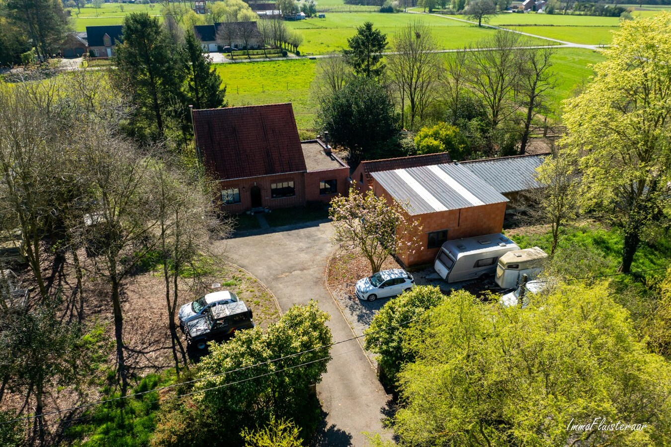 BEZOEKDAG OP 23 MEI VAN 10U TOT 14U. Landelijk gelegen woning met stallen en handig bijgebouw op ca. 7.025 m² (Optie aankoop extra aanpalend weiland van 5.735 m2) 