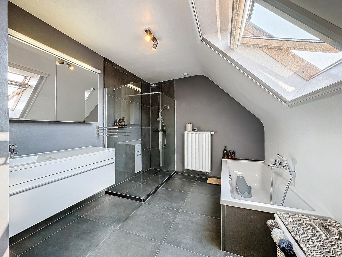 Op en top afgewerkte, energiezuinige gezinswoning (2013) te Velzeke 