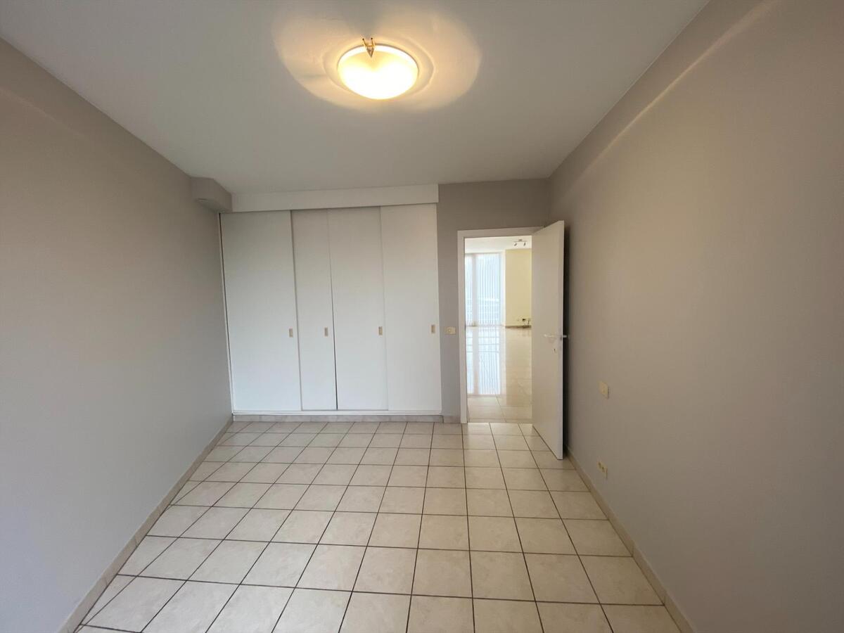 Uitstekend gelegen, ruim woonappartement met groot zonneterras 