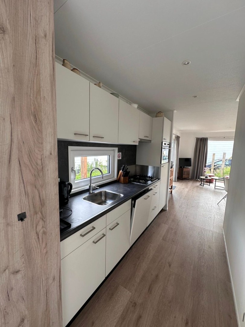 Ontsnap aan de dagelijkse hectiek en geniet van een welverdiende vakantie in deze charmante chalet (nr. 245), te koop aangeboden op park Duinzicht in Koudekerke! 