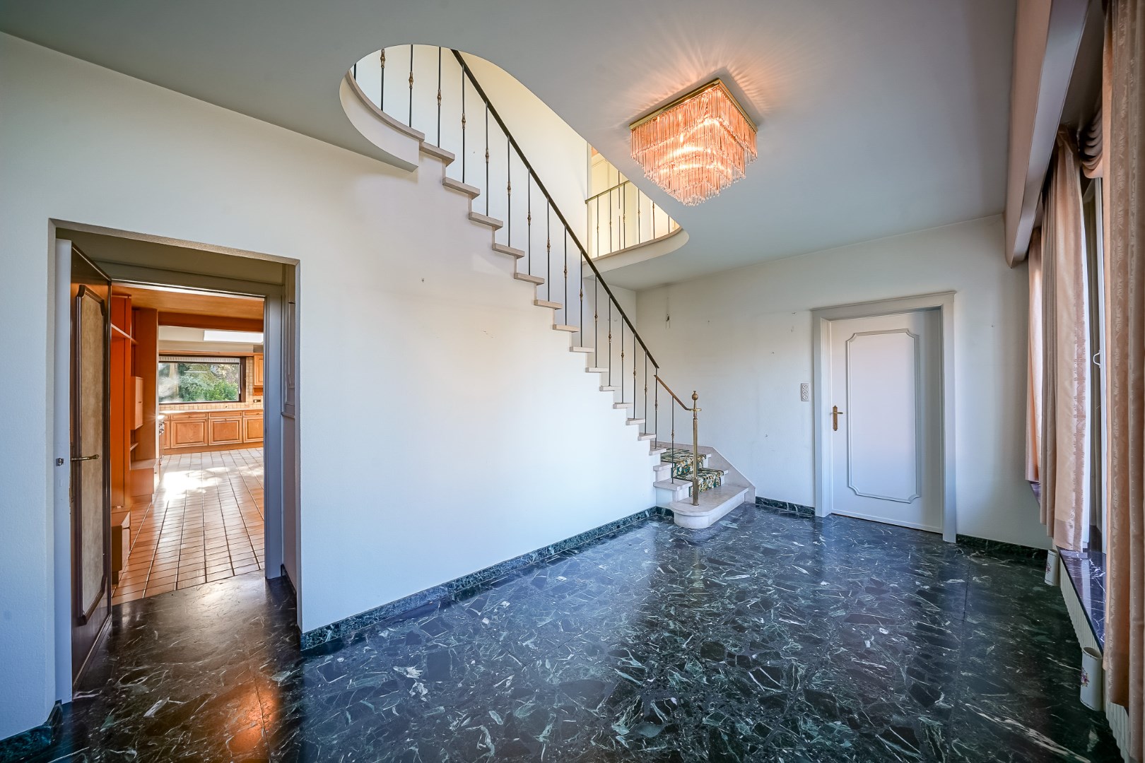 Statige villa uit de jaren ‘65 met zuidgerichte tuin in hartje Oudenburg. 