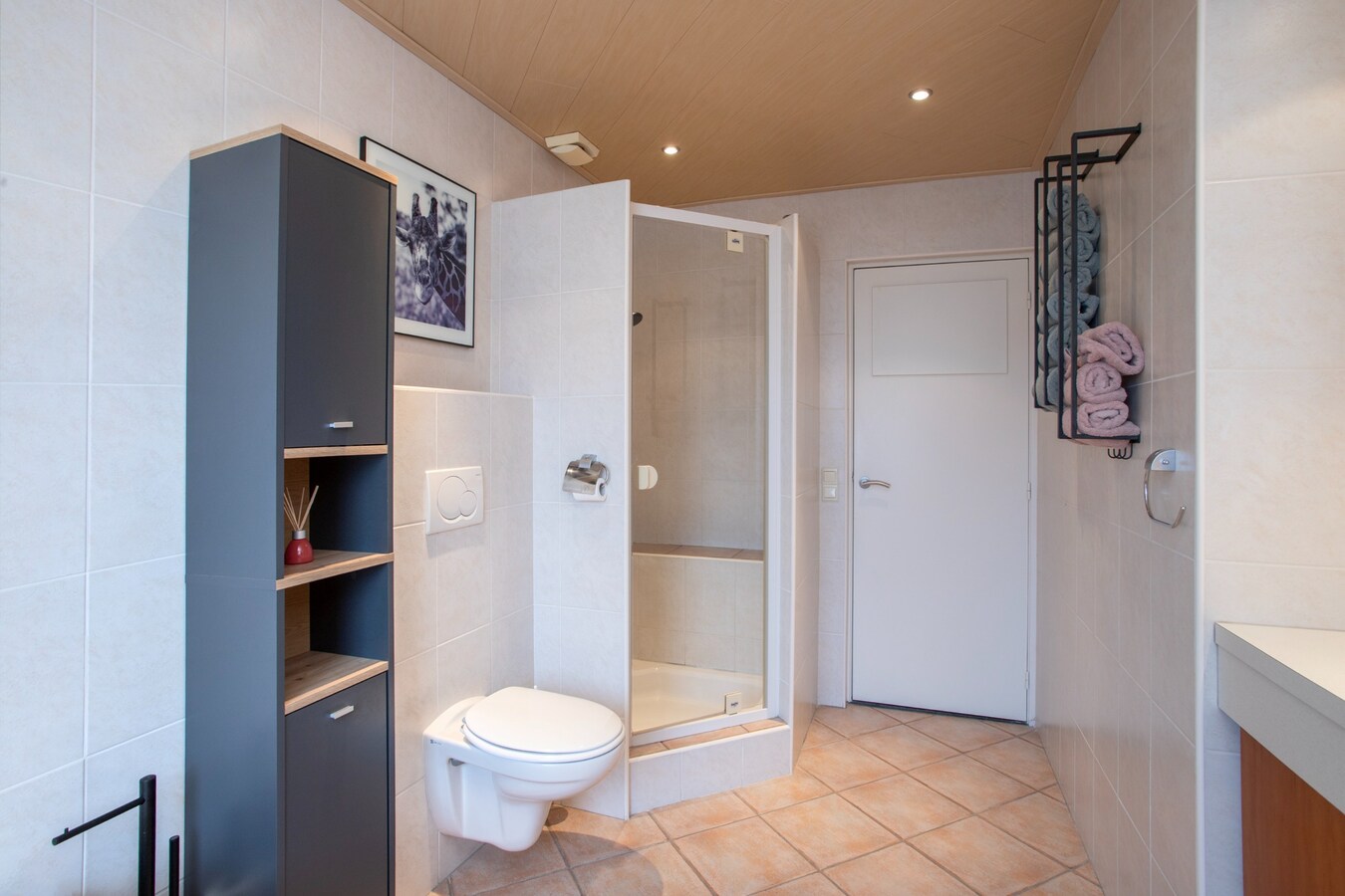 Welkom in deze verrassend ruime en charmante hoekwoning nabij het centrum van Reusel! 