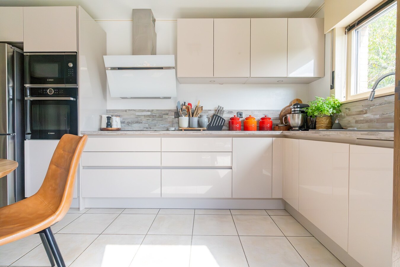 Maison entièrement rénovée, garage, parking, jardin. 