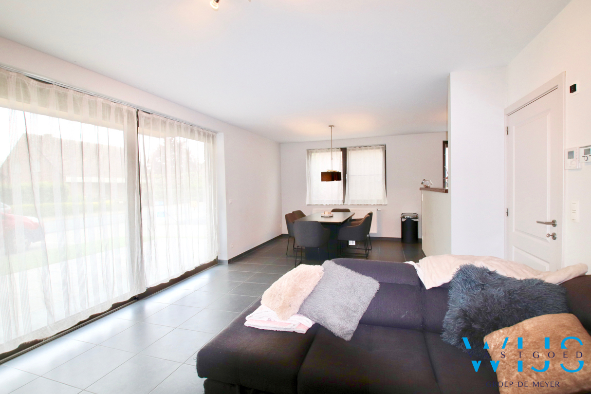 Gelijkvloers éénslaapkamer appartement met garage &amp; terras in het landelijke Oosteeklo ! 