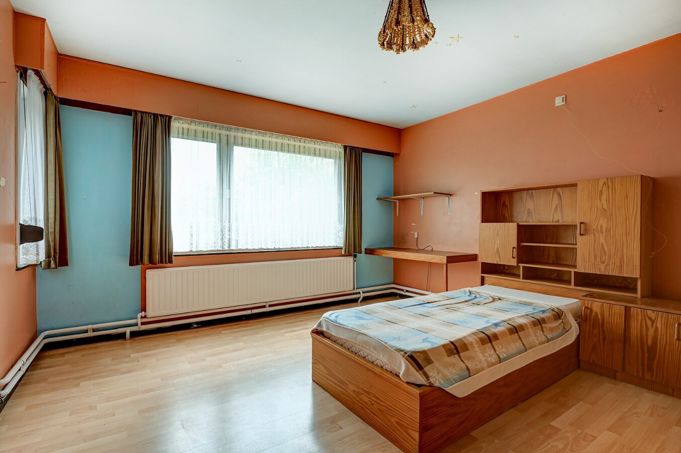 Ruime woning met werkplaats op een perceel van circa 30 are 