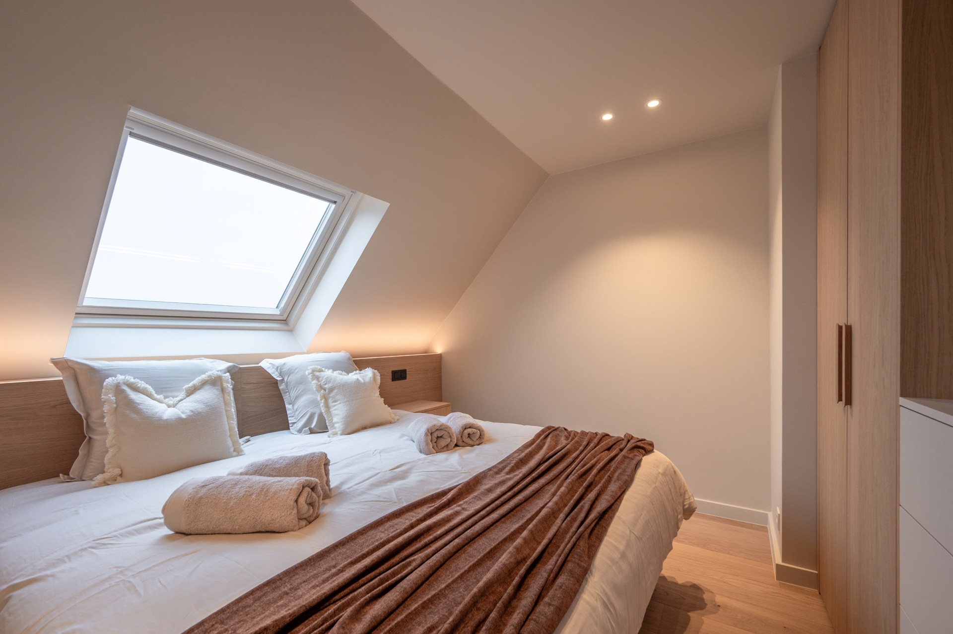 Appartement en duplex spacieux et rénové, orienté plein sud, situé dans un emplacement exceptionnel sur la Lippenslaan. 