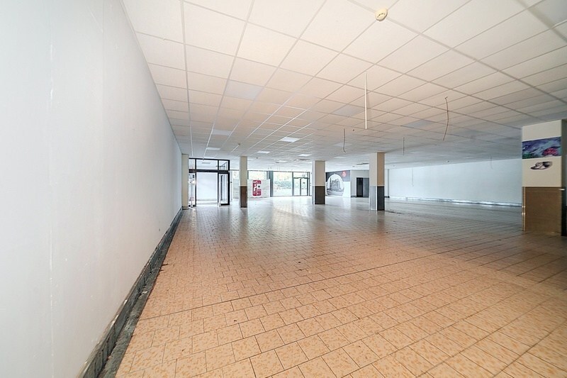 Rijksweg: Commercieel goed gelegen handelspand (ca 1.100 m²) met private parking (60 pl.) en gem. parking (72 pl). 