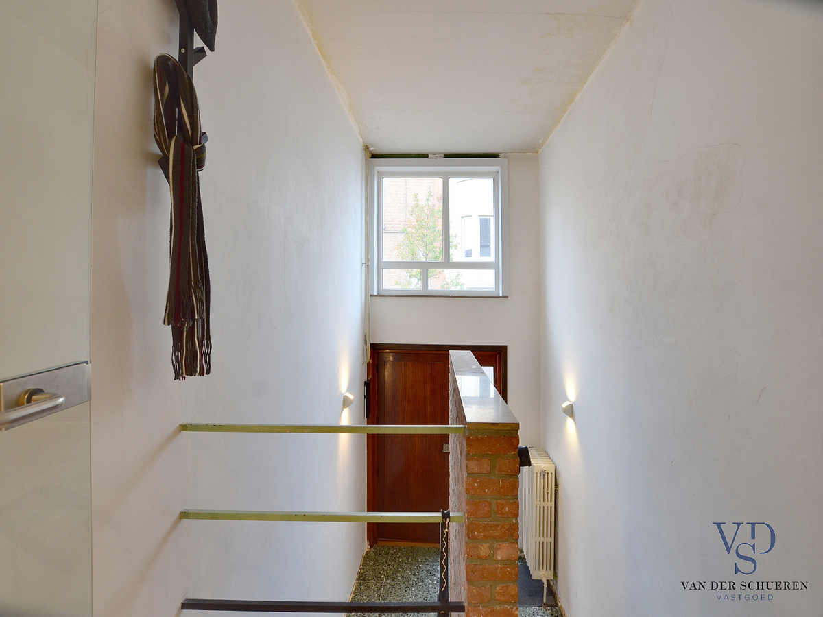 Ruime, degelijke bel-étage nabij Sint-Pieters-station. TOPPER !! 