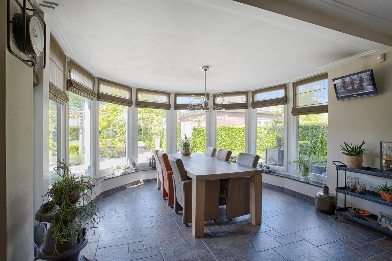 Luxe afgewerkt landhuis met gastenverblijf op een mooie locatie nabij het centrum van Hulsel gelegen op een perceel van 1264 M². 