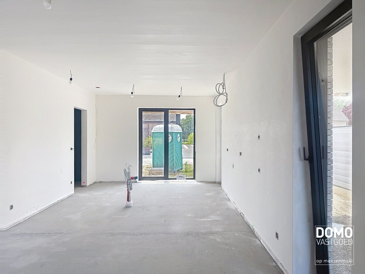 EXCLUSIEVE NIEUWBOUWONINGEN HALF OPEN BEBOUWING VOORZIEN VAN EEN HOOGWAARDIGE AFWERKING EN MET 4 SLAAPKAMERS, TUIN EN CARPORT TE KERMT 