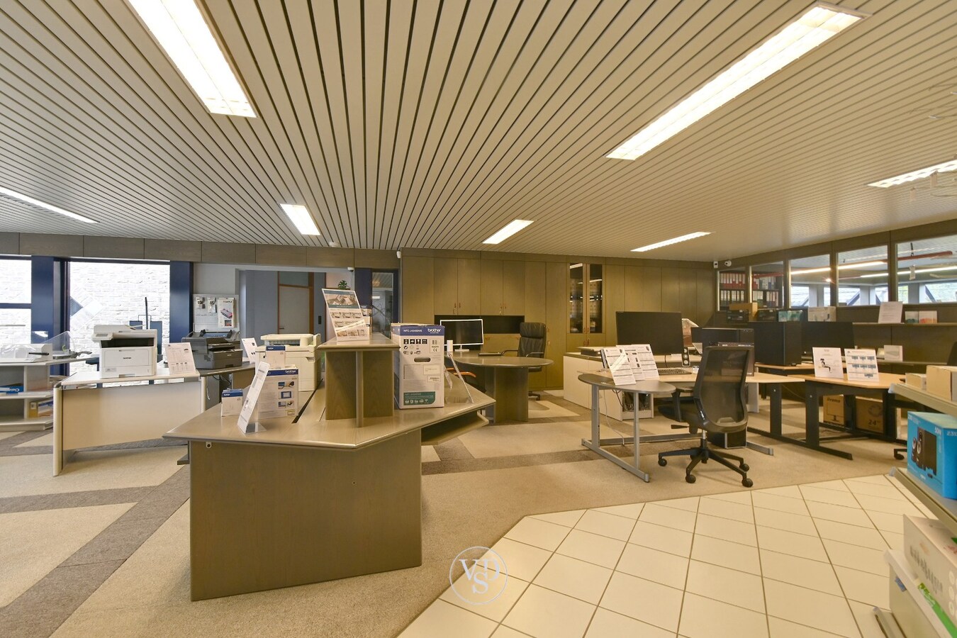 Ruim handelspand met penthouse in villastijl 