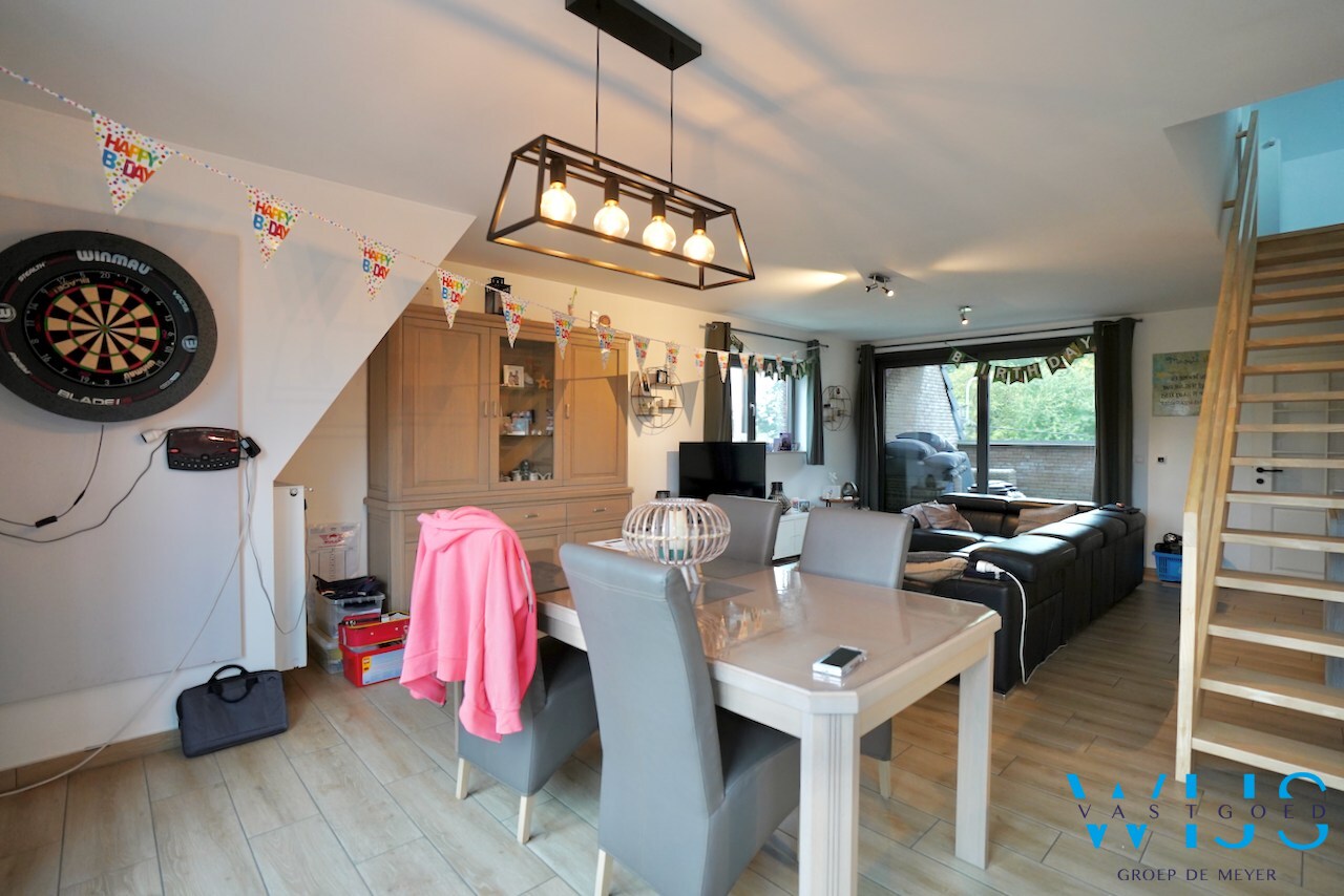 Prachtig appartement MET GARAGE in het rustige landelijke OOSTEEKLO ! 