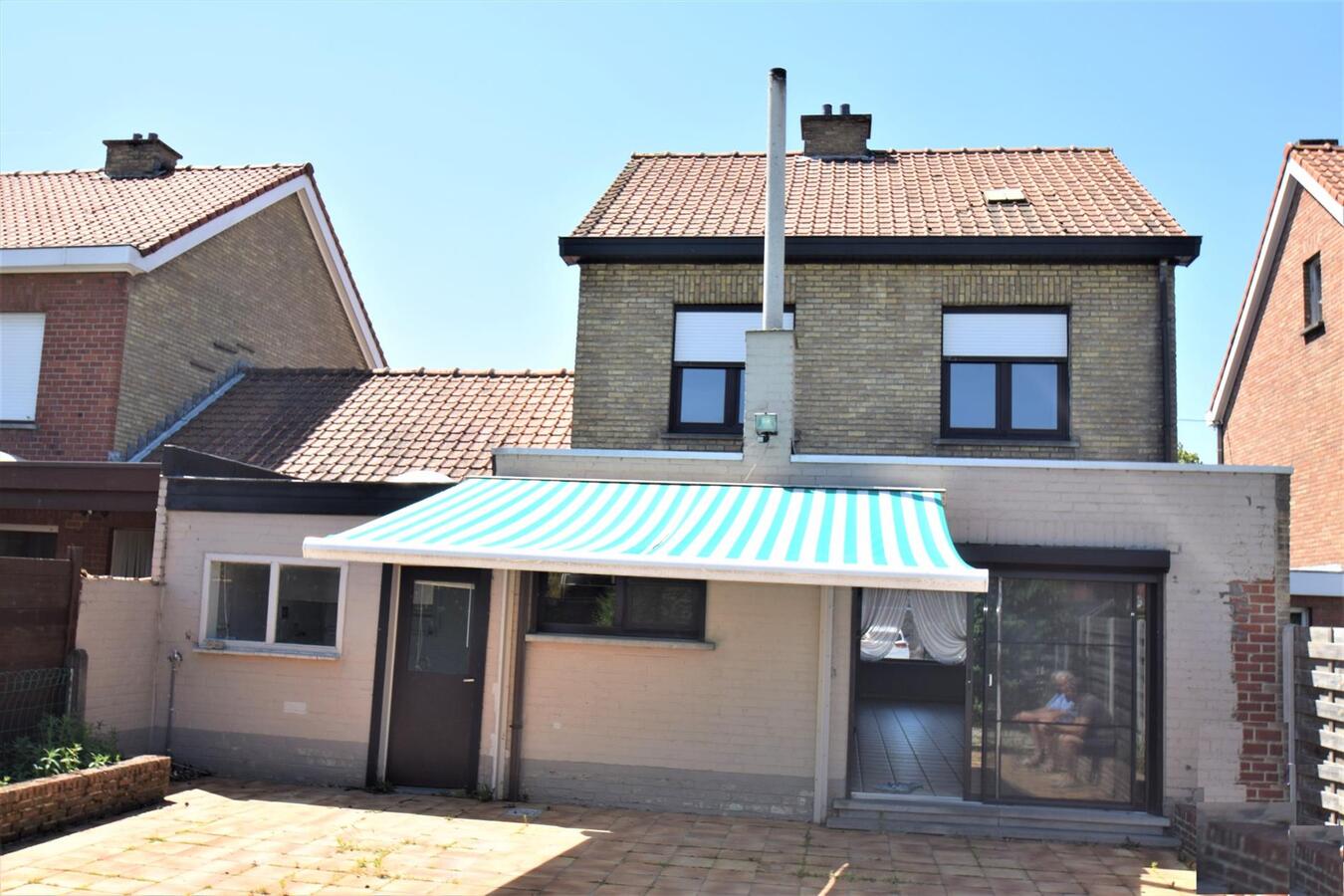 Ruime op te knappen woning met garage + zongerichte tuin, op 538 m² grond 