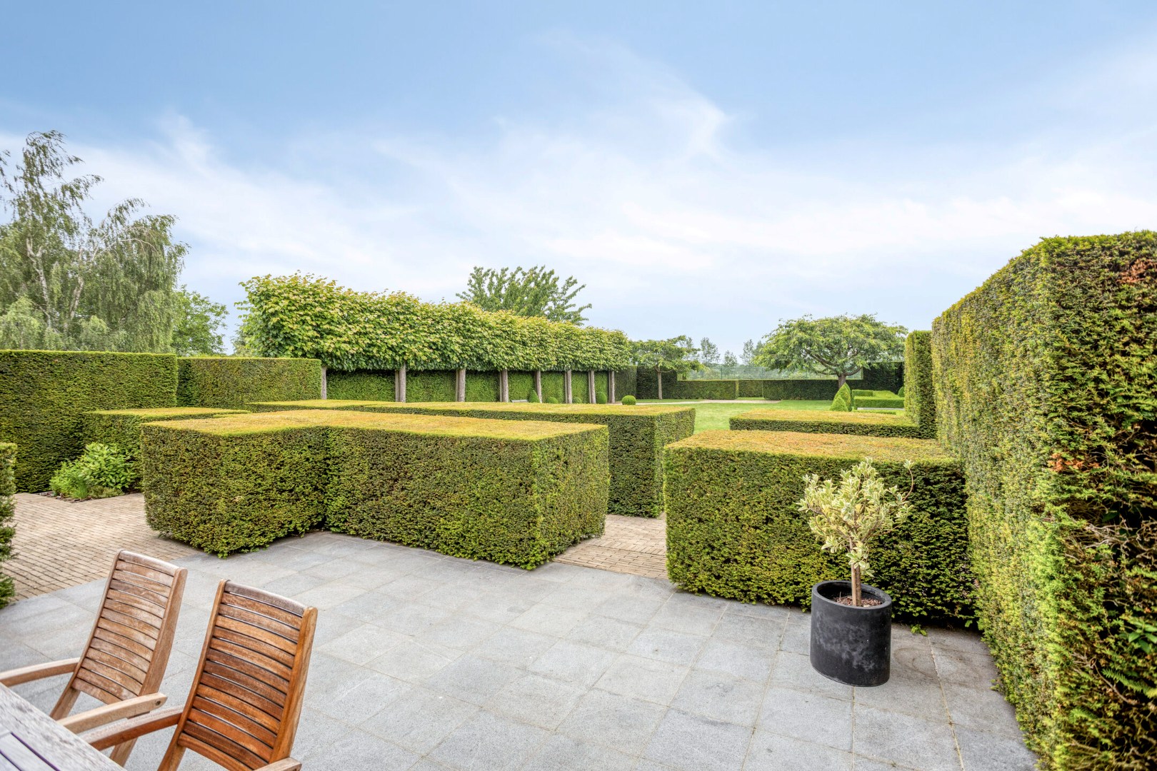 Terras met doorgang tuin