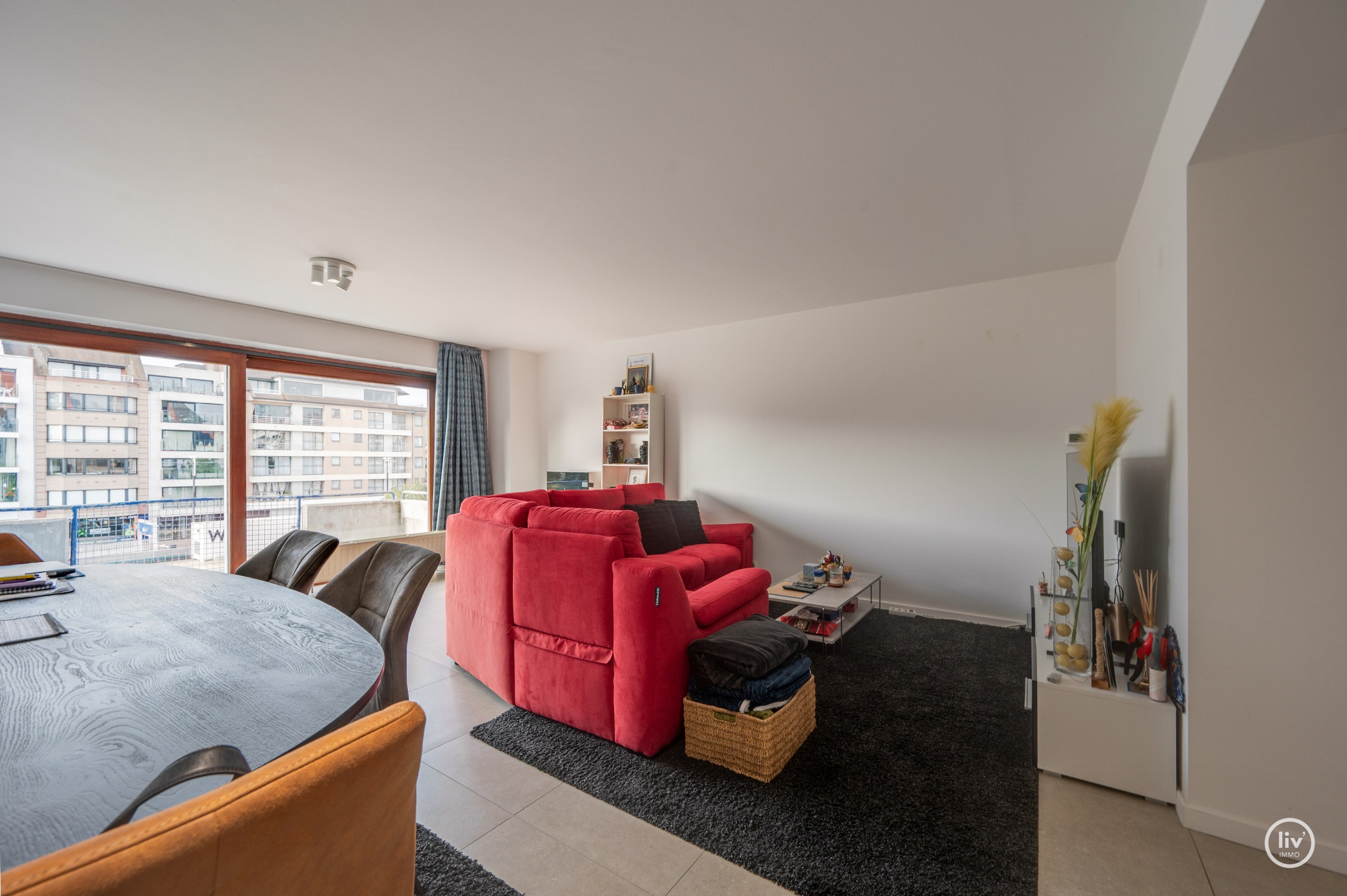 Uiterst lichtvol appartement met twee slaapkamers op het Alfred Verweeplein. 