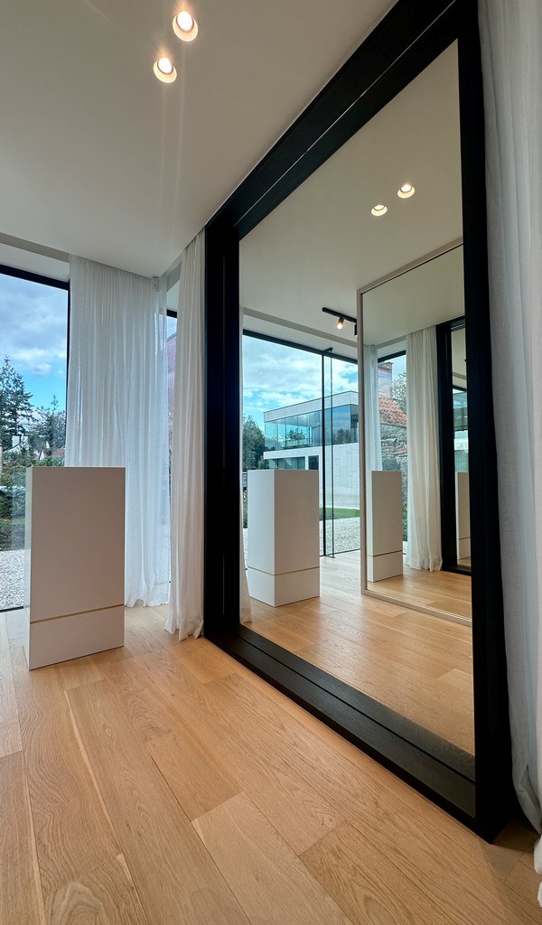 Stijlvol handelspand te huur langs Kortrijksesteenweg in Sint-Martens-Latem