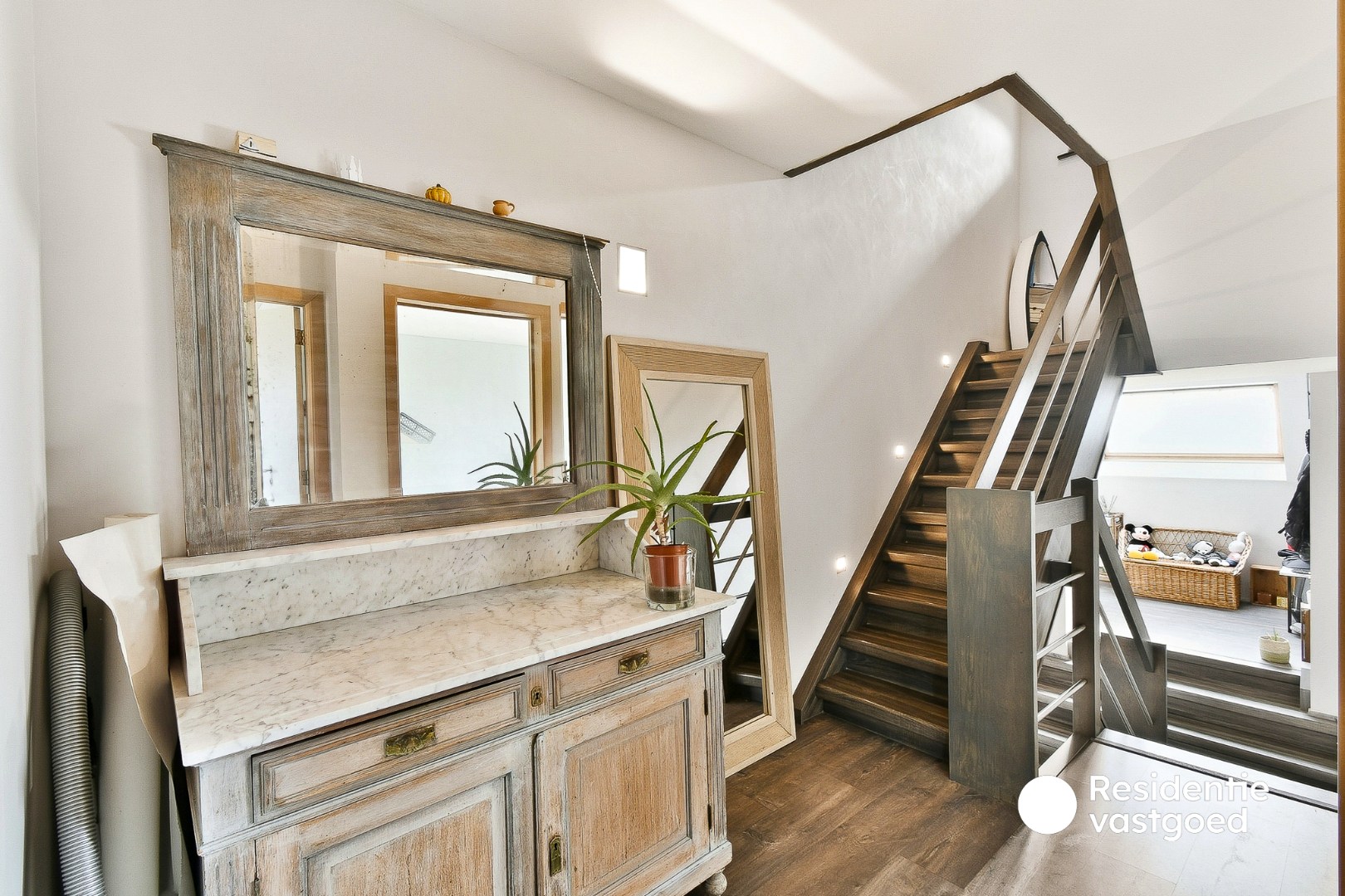 Ruime en instapklare villa met 4 slaapkamers, garage, tuin en 2 terrassen 