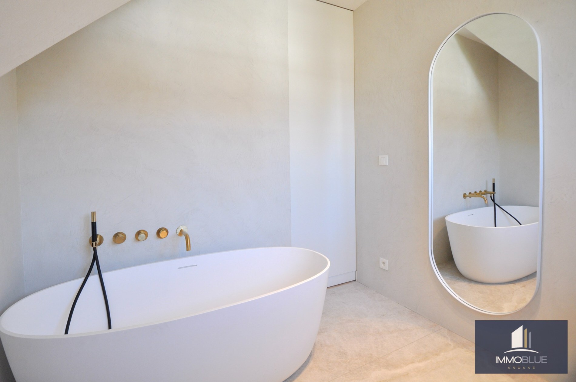 Appartement entièrement rénové avec de grandes terrasses ensoleillées. 