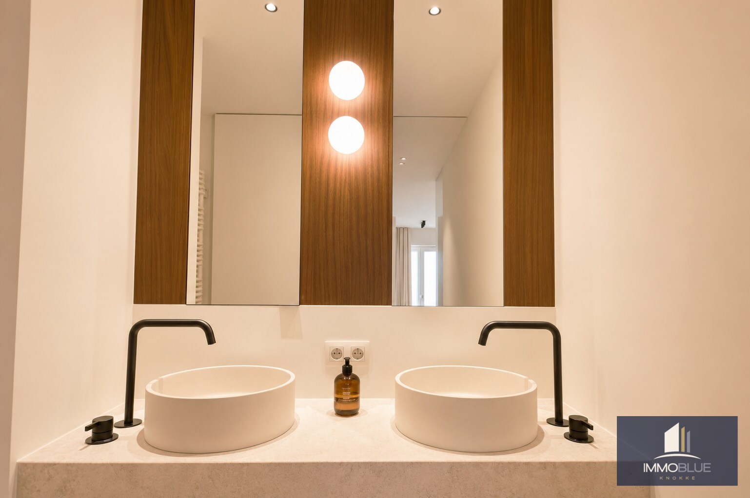 Appartement prestigieux entièrement rénové et fini avec des matériaux de haute qualité, situé à proximité de la place du Triangle. 
