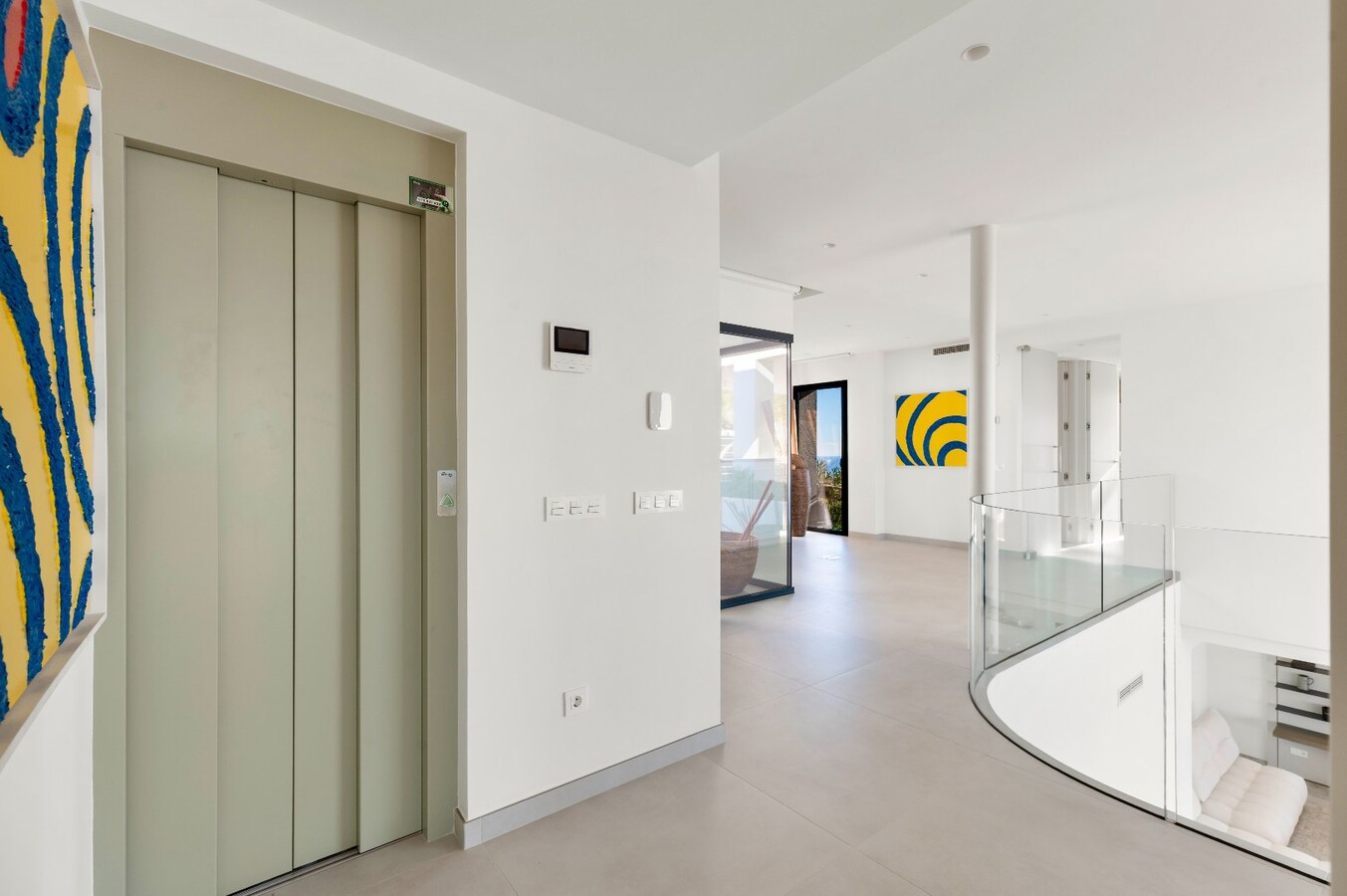 Een uitzonderlijke villa waar luxe, licht en panoramische waterzichten samenkomen. 