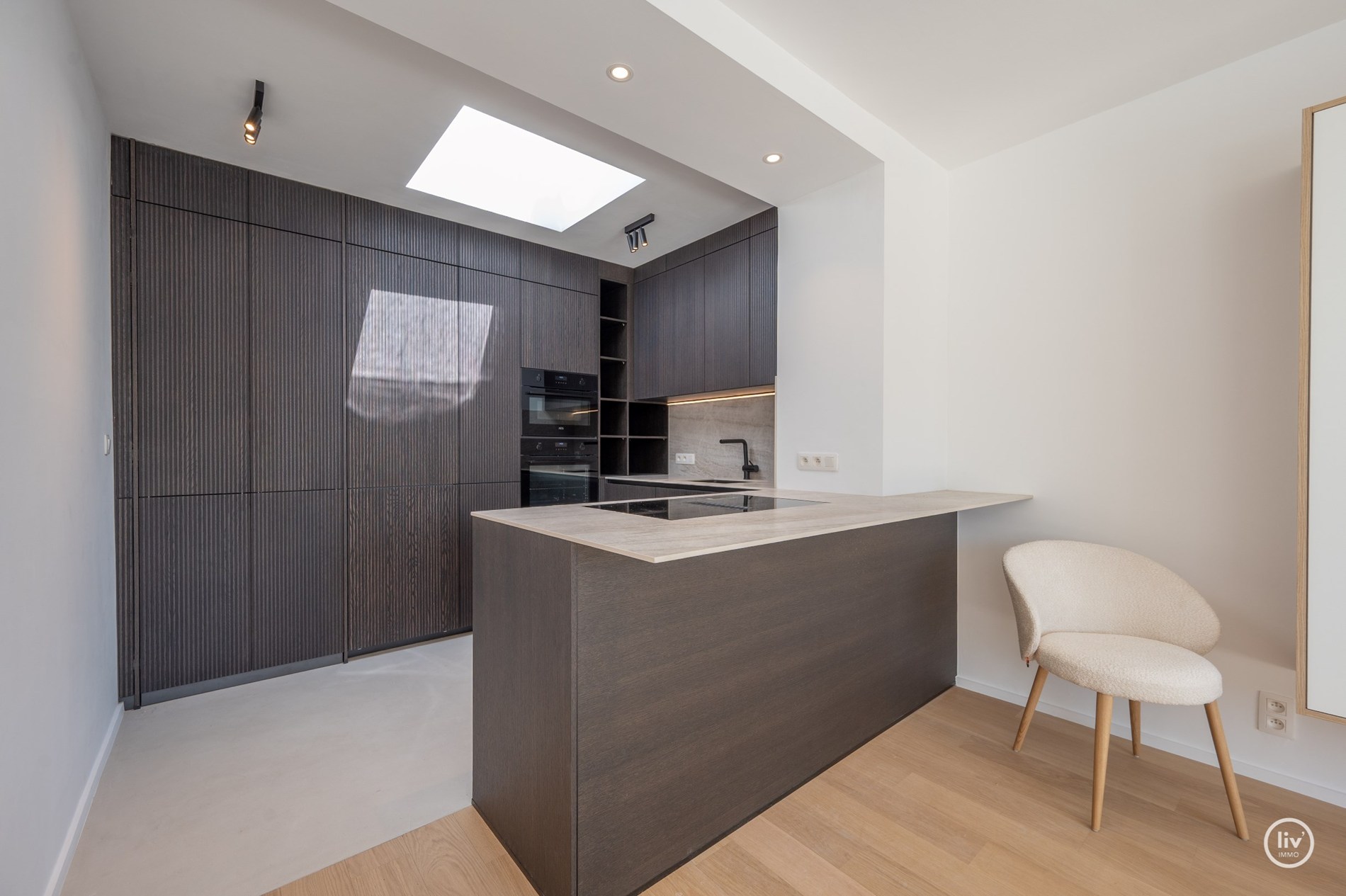 Lichtrijke penthouse met open zicht op toplocatie nabij Dumortierlaan. 