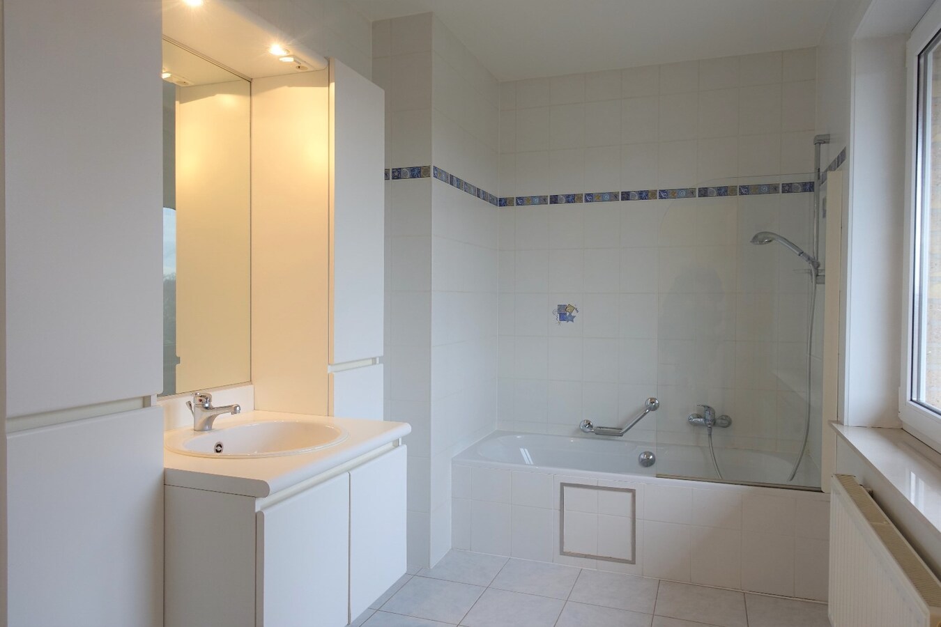 Lichtrijk duplex-appartement met garage in het centrum 