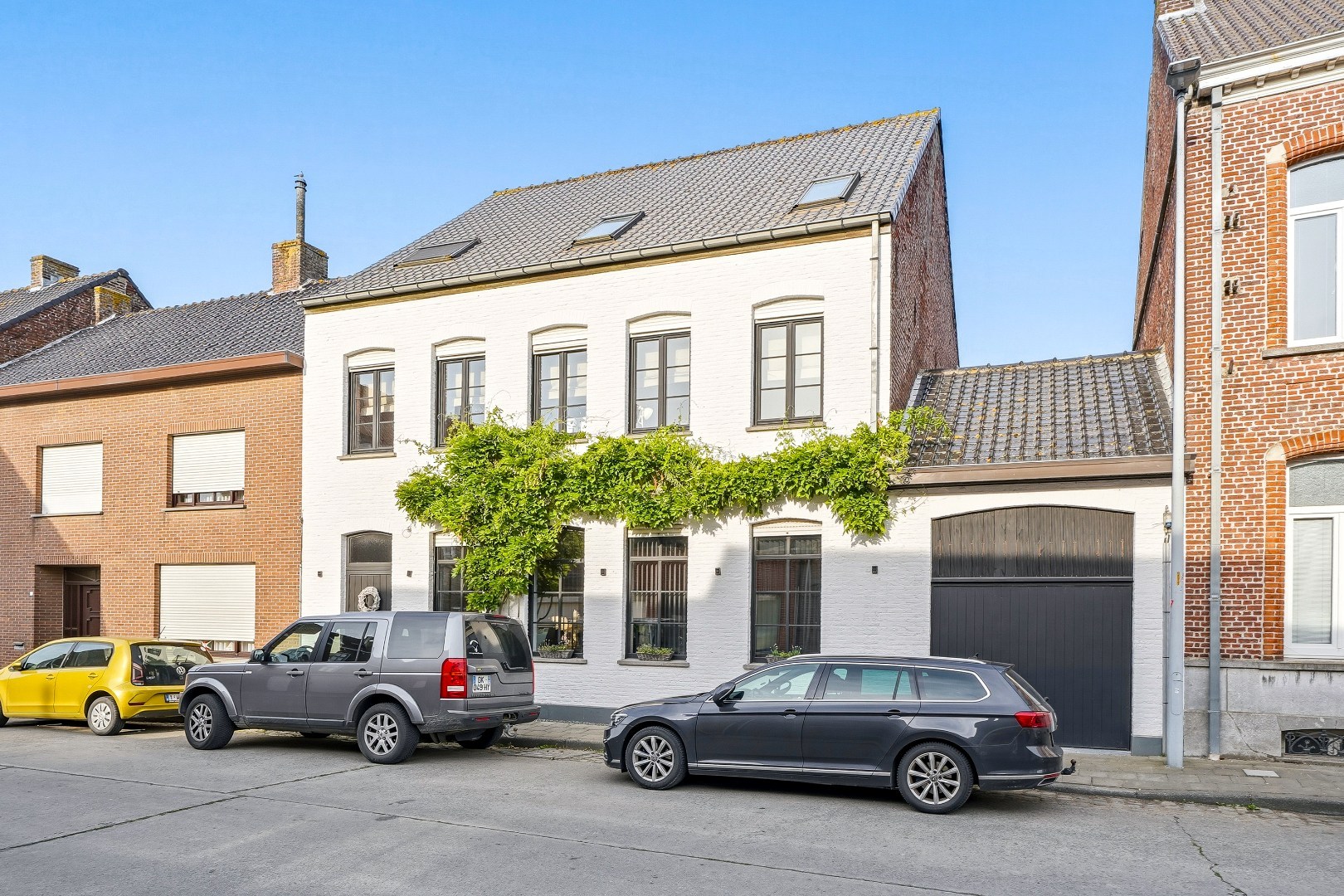 Sfeervol ingerichte woning met 7 slaapkamers, 4 badkamers en ruime garage in Watou. 