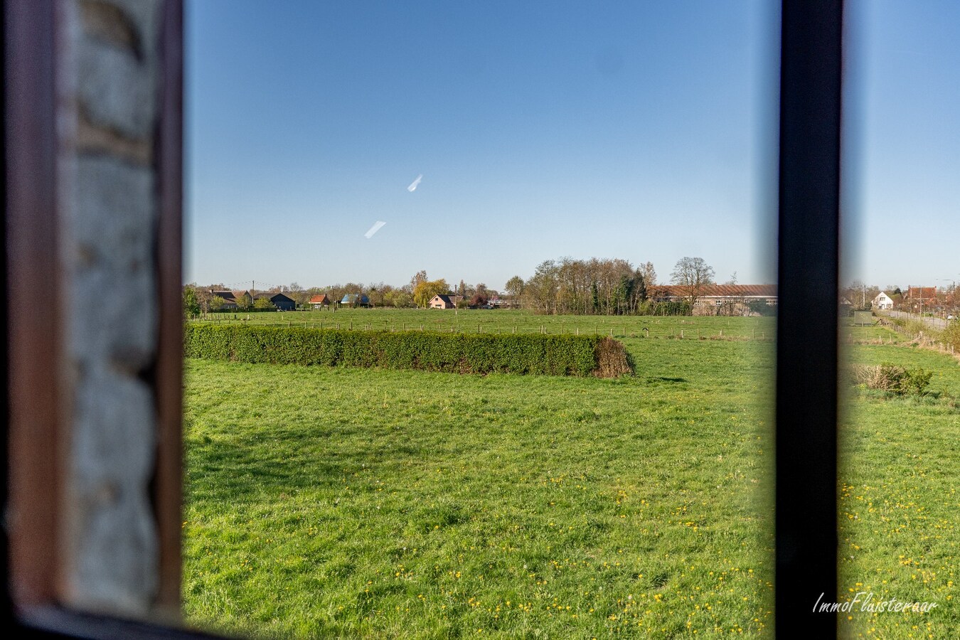Renovated farmhouse with stables and pasture on approximately 1.7 hectares in Nazareth. 