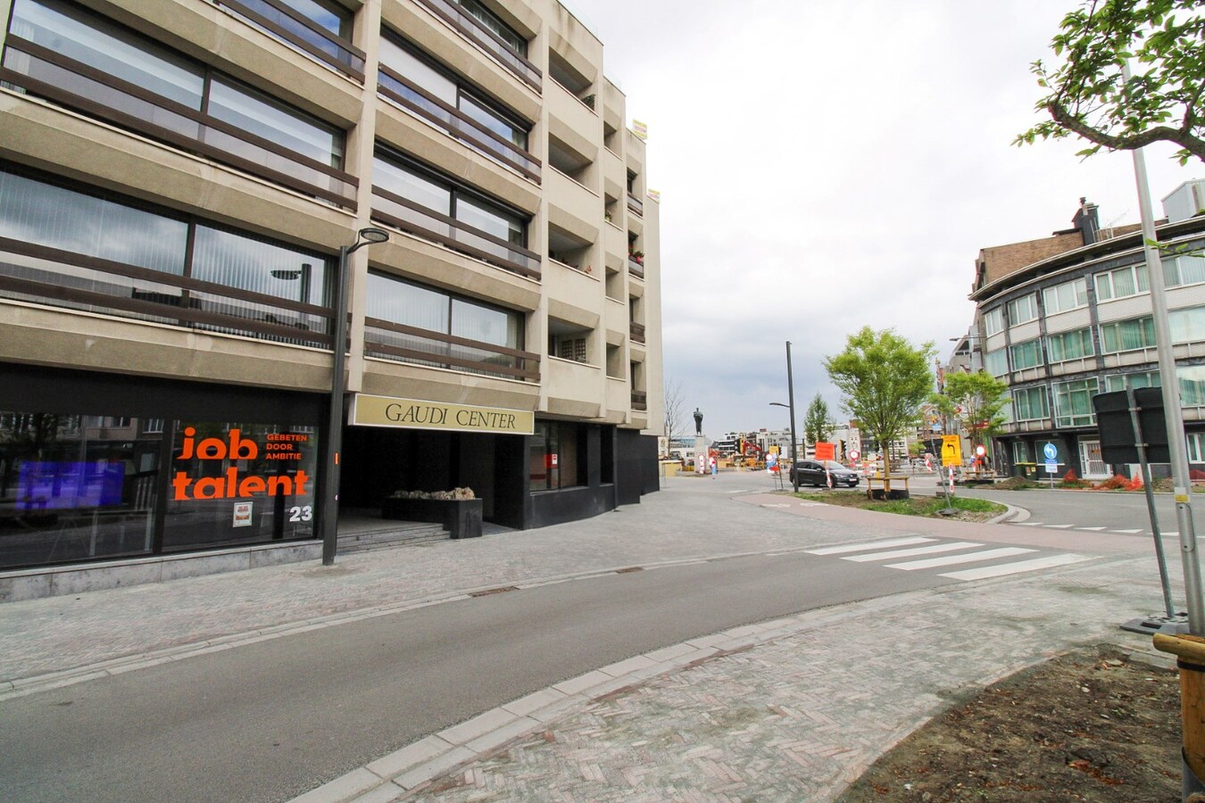 Nieuwe kansen wachten: Veelzijdige kantoor- of handelsruimte te huur in het hart van Sint-Niklaas 