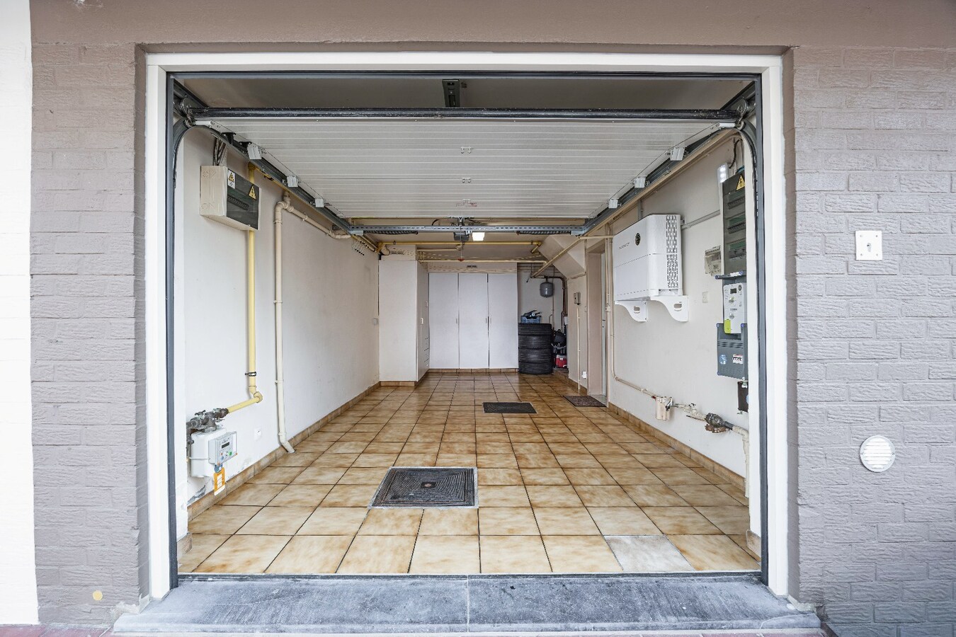 Instapklare, lichtrijke bel-etage woning met ruime garage en terras op centrale ligging 