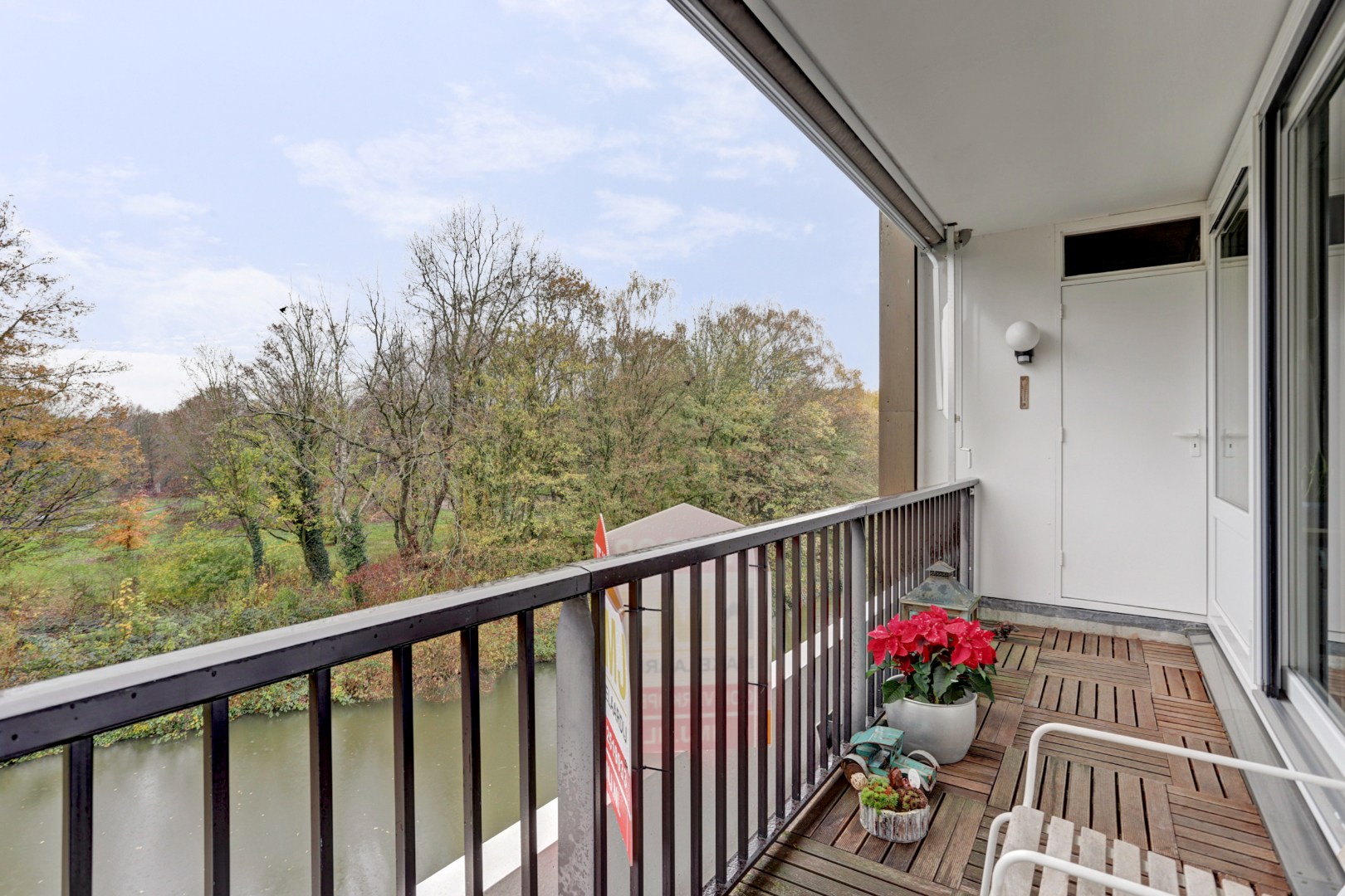 Modern afgewerkt 3 kamerappartement gelegen op de 3e verdieping met schitterend vrij uitzicht en ligging aan water! 