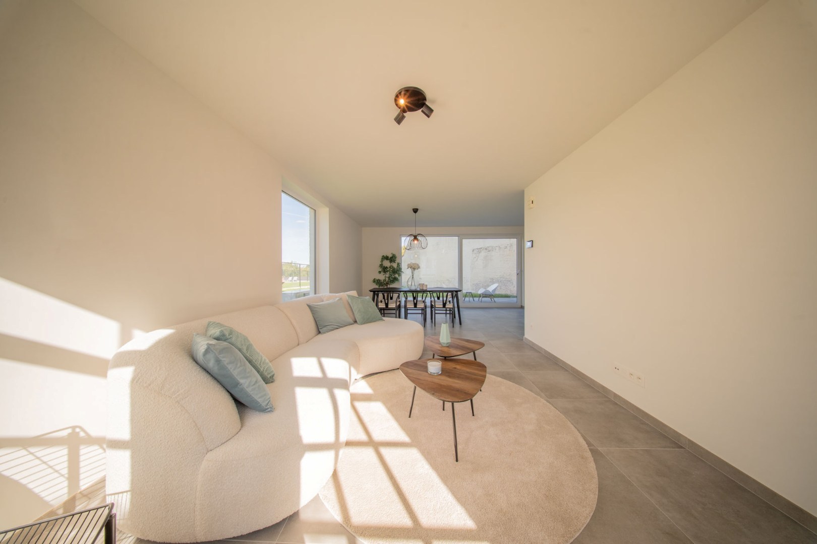 Stijlvolle en ruime nieuwbouwwoning met garage en tuin op 555 m² 