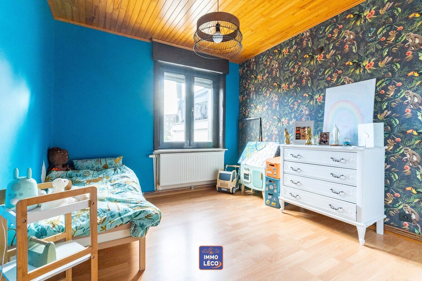 Maison rénovée érigée sur un terrain de 1448m² avec grand parking privatif, TOP SECTEUR 