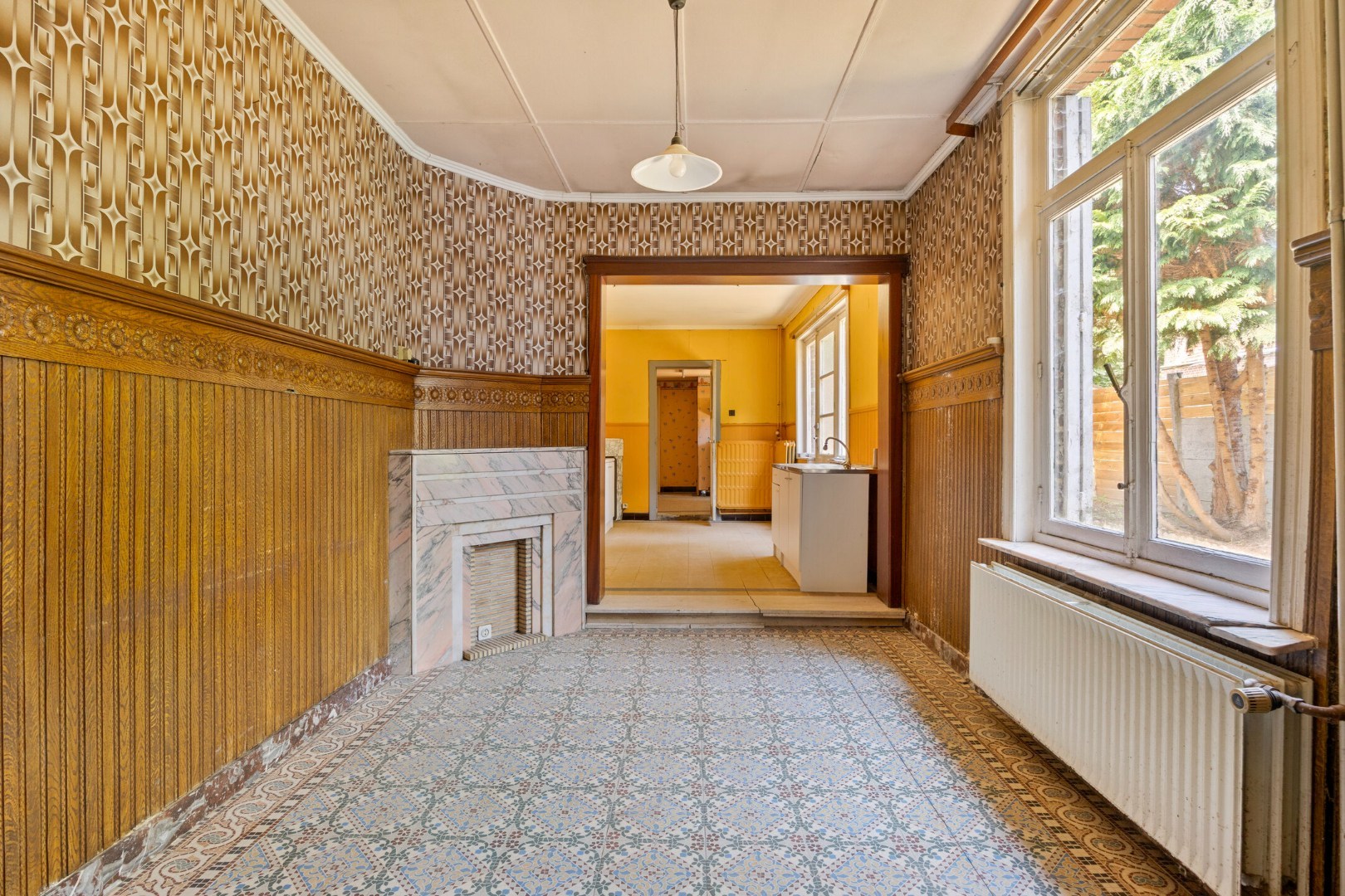 Ruime te renoveren woning met 3 slaapkamers in Lubbeek met doorgang langs het perceel van de buren. EPC: 736 KWH/m² 