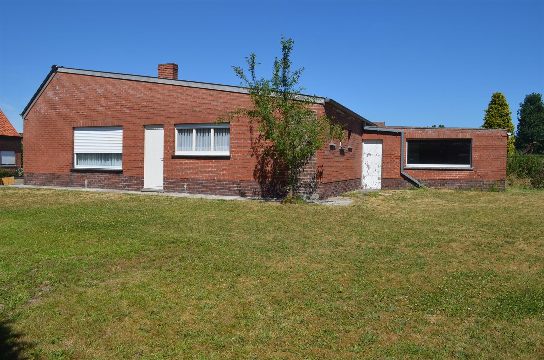 Te renoveren ruime bungalow met 3 slpks en garage te Adegem 