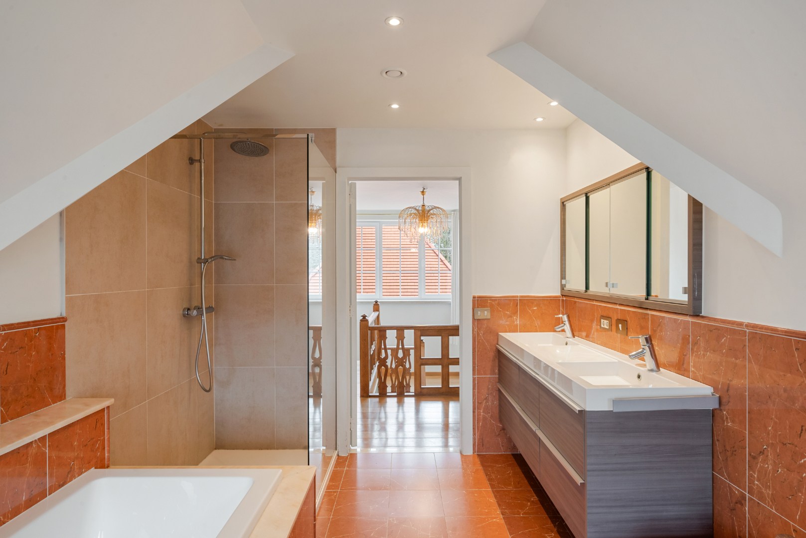 Stijlvolle villa met 5 slaapkamers op mooi perceel van 1325m² 