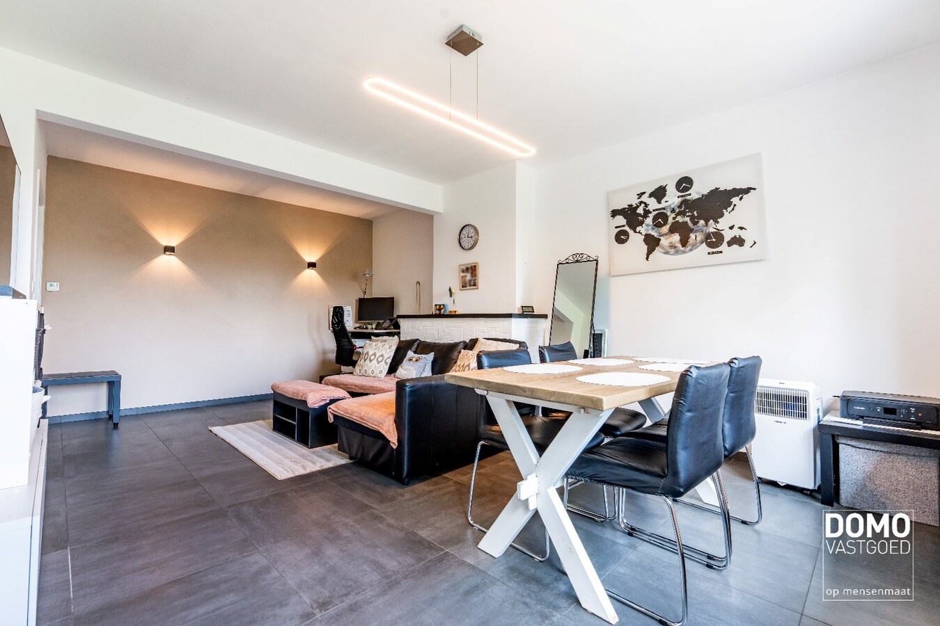 RUIM APPARTEMENT MET 2 SLAAPKAMERS, 2 ZOLDERKAMERS EN 2 GARAGES TE RUNKST 