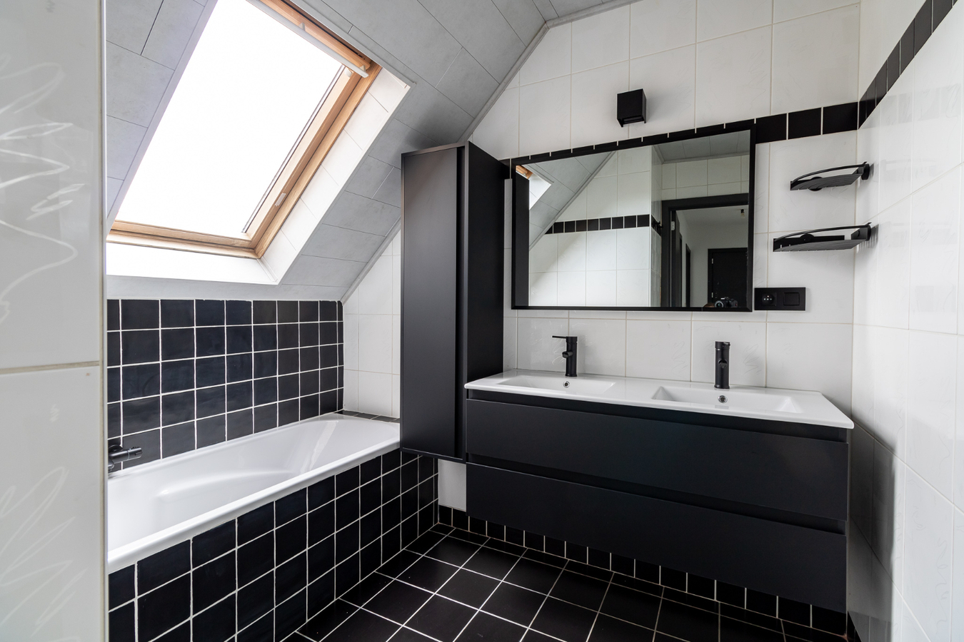 Recent vernieuwd appartement te Gistel met garage 