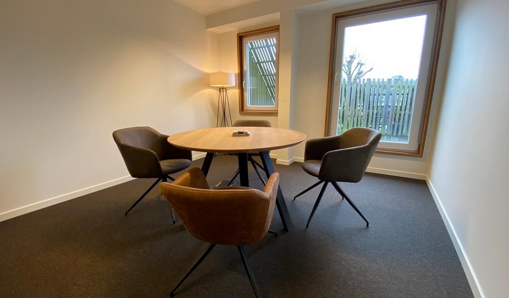 Ingedeelde kantoorruimte te huur aan oprit E40 in Sint-Denijs-Westrem