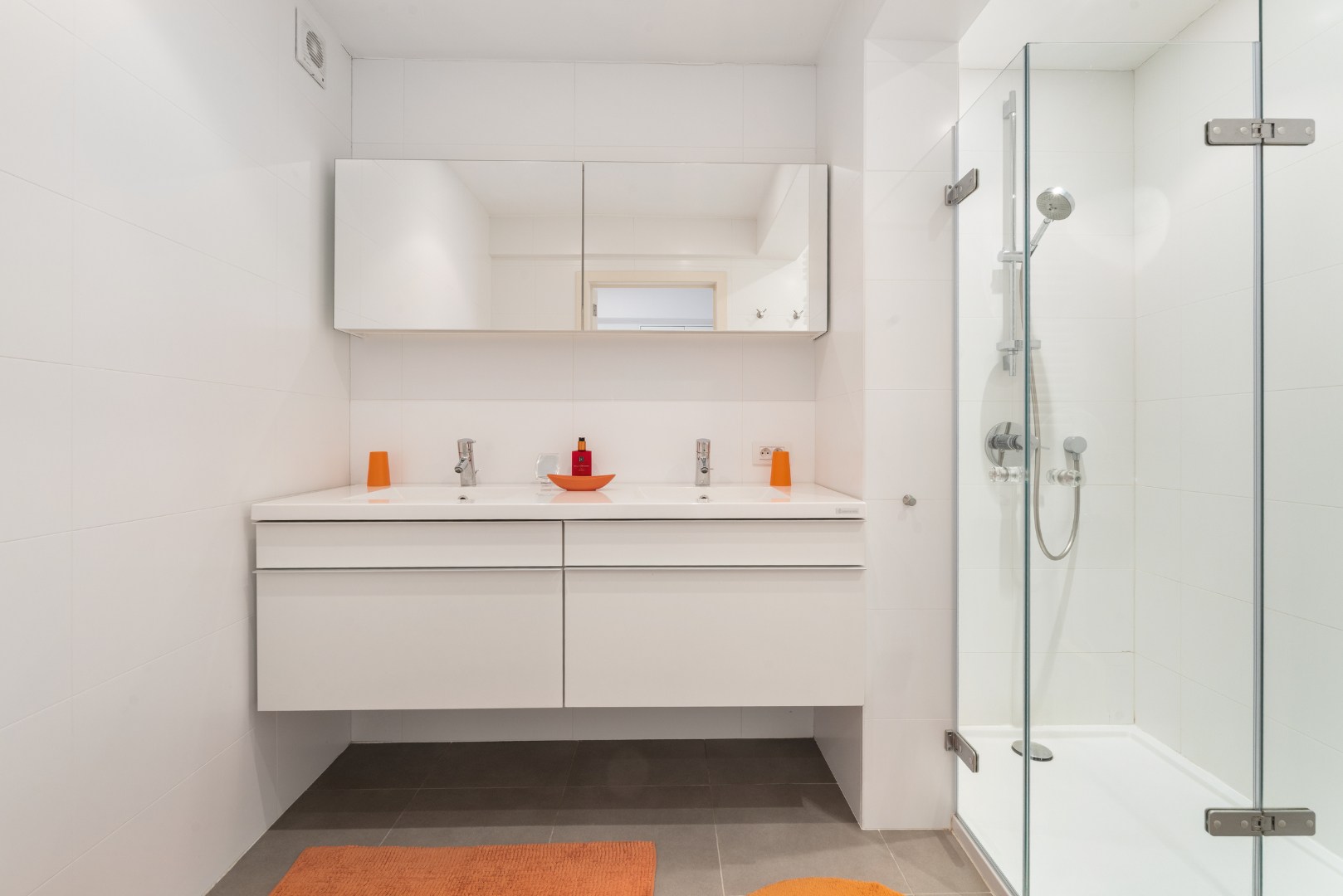 GERENOVEERD APPARTEMENT MET ZIJDELINGS ZEEZICHT: TOPLIGGING !! 