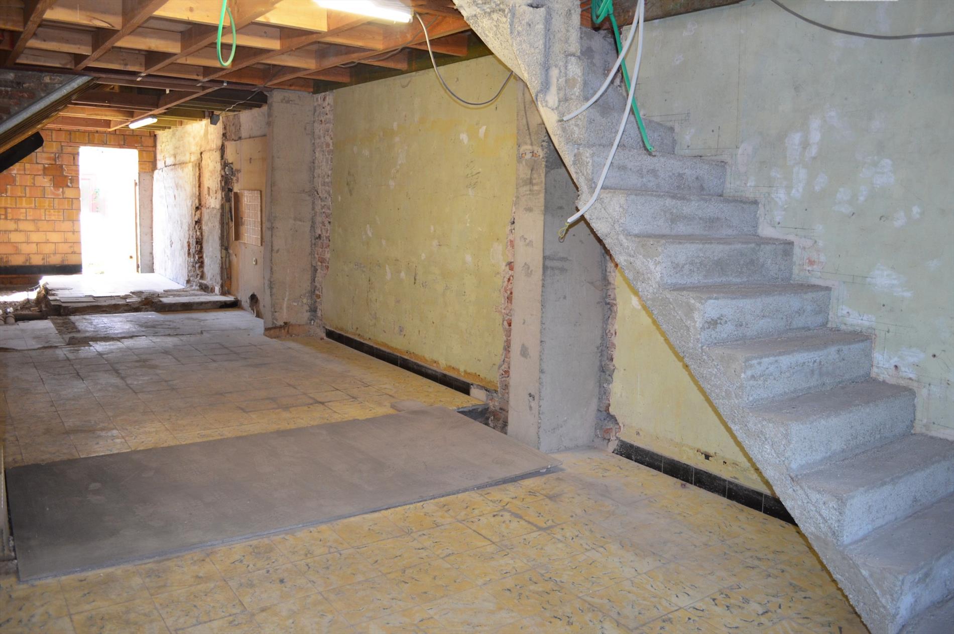 Totaal te renoveren rijwoning  nabij centrum Maldegem 