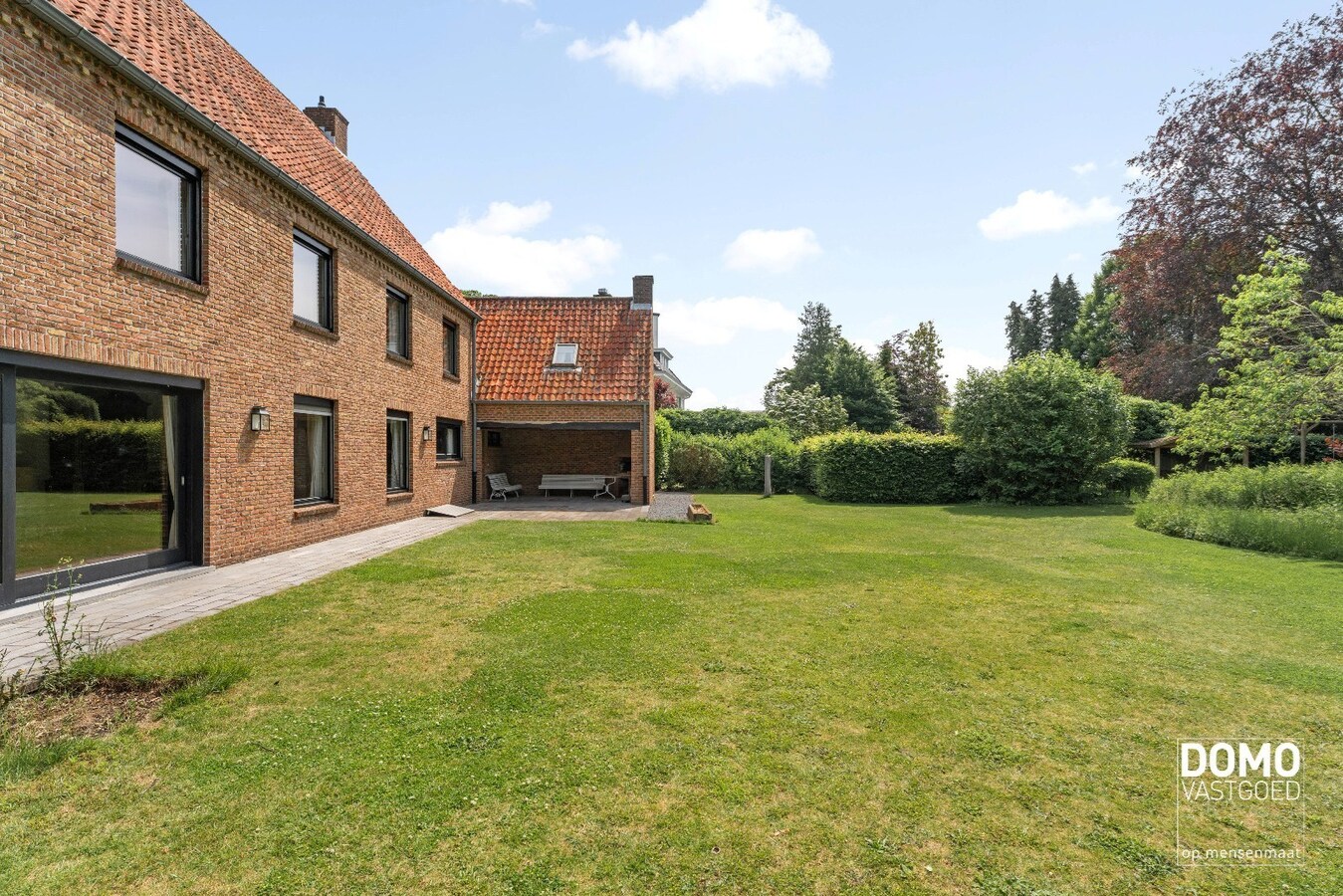 Exclusieve statige open bebouwing met zuid gerichte tuin in het centrum van Kermt (Hasselt) 