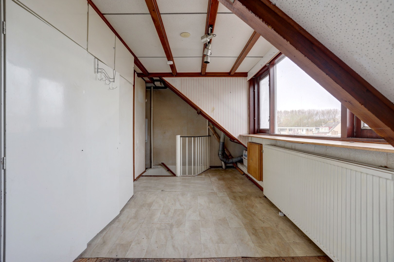 In het geliefde "Lage Land' is gelegen deze uitgebouwde 5-kamer tussenwoning met zonnige en diepe tuin en geheel gelegen op eigen grond. 