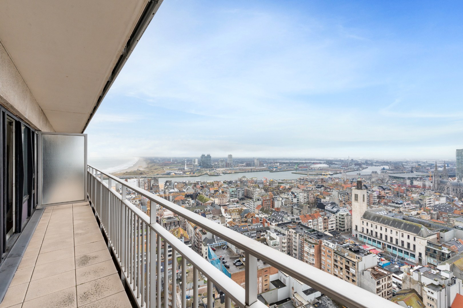 APP. 4 CHAMBRES DANS LE CENTRE AVEC VUE PANORAMIQUE SUR LA MER ET LA VILLE 